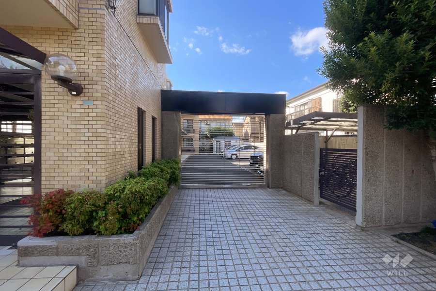 駐車場の出入り口（リングシャッター付き）