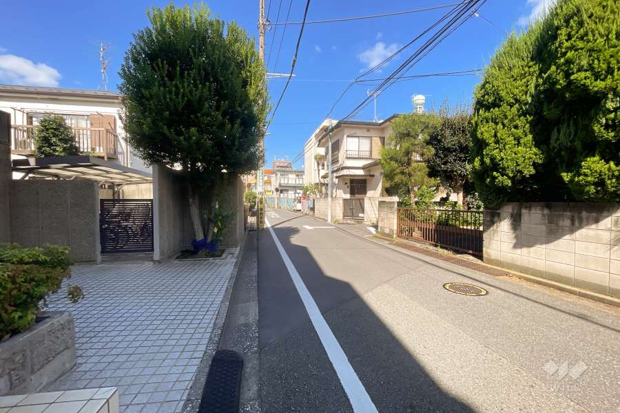 敷地東側の前面道路（南側から）