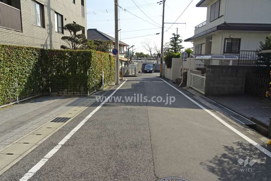 敷地西側の前面道路