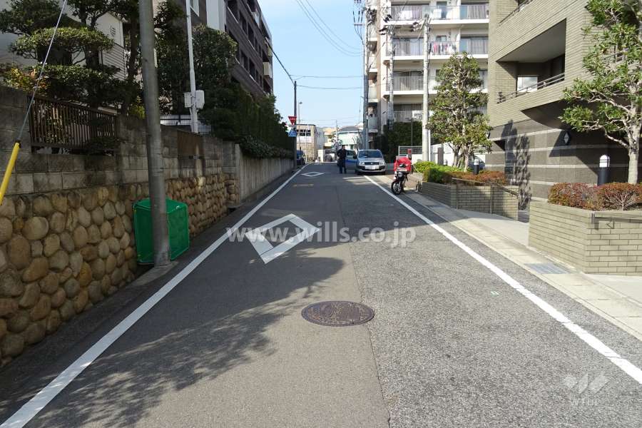 敷地西側の前面道路