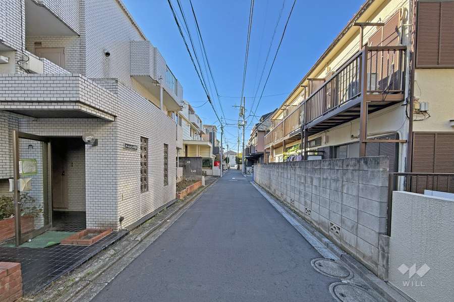 敷地の北側前面道路（東側から）は、五中つつじ通りを1本南に入ったところにあります。