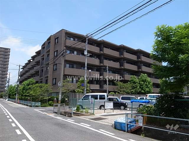 周辺はマンションと一戸建てが混在する静かな住宅地です。