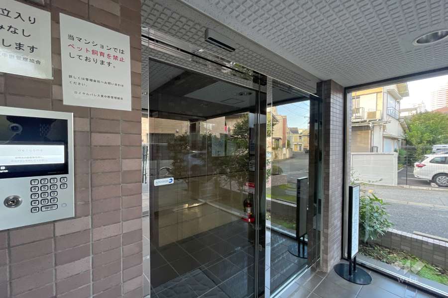 エントランスはオートロック付きです。