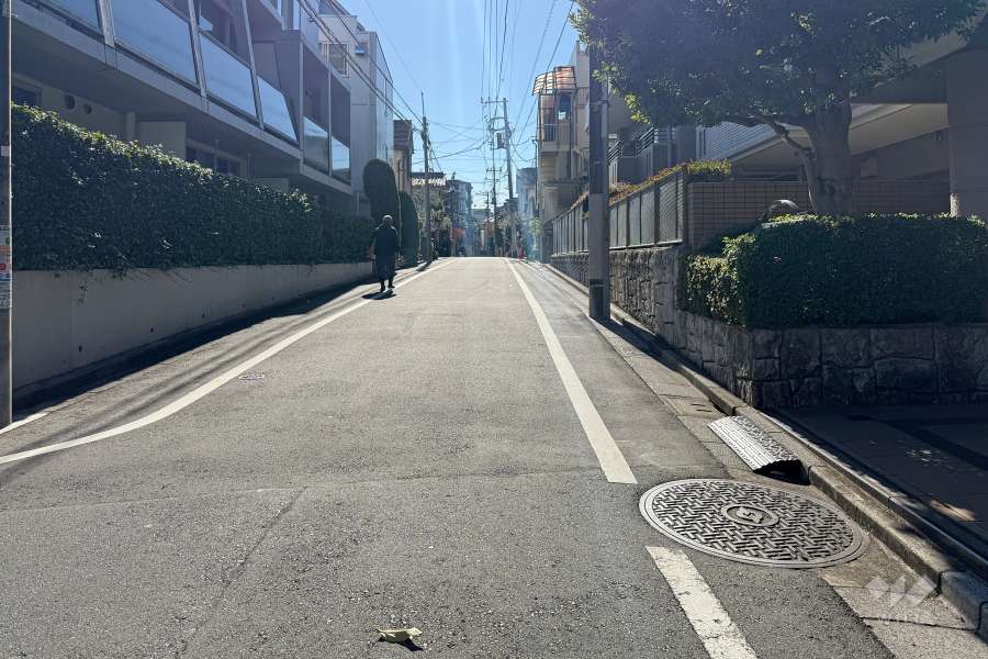 敷地東側の前面道路
