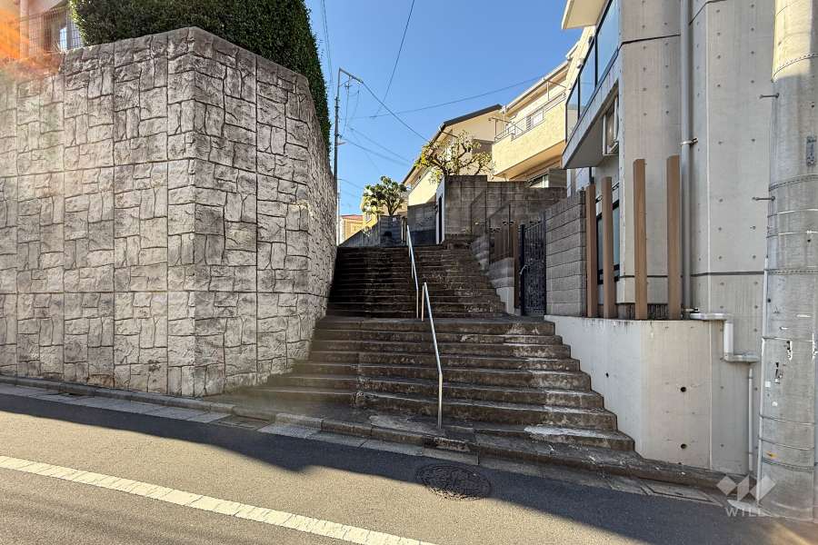 敷地北側の前面道路