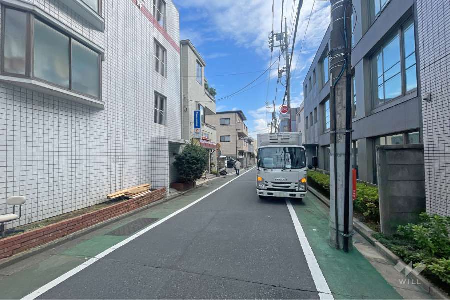 敷地の南側前面道路（西側から）