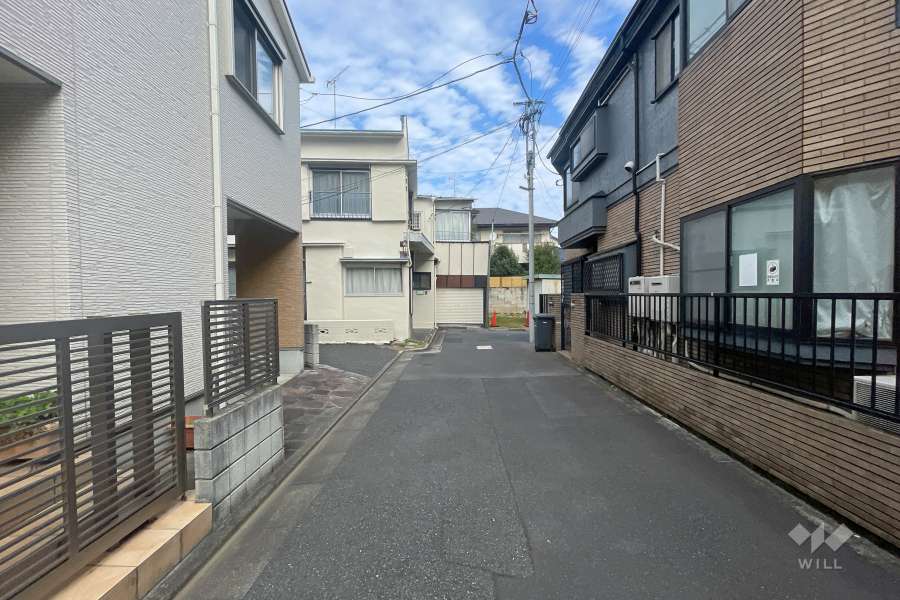 敷地の西側前面道路（南側から）