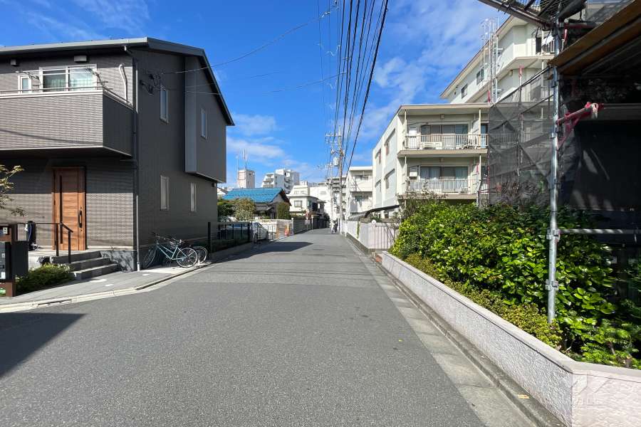 敷地西側の前面道路