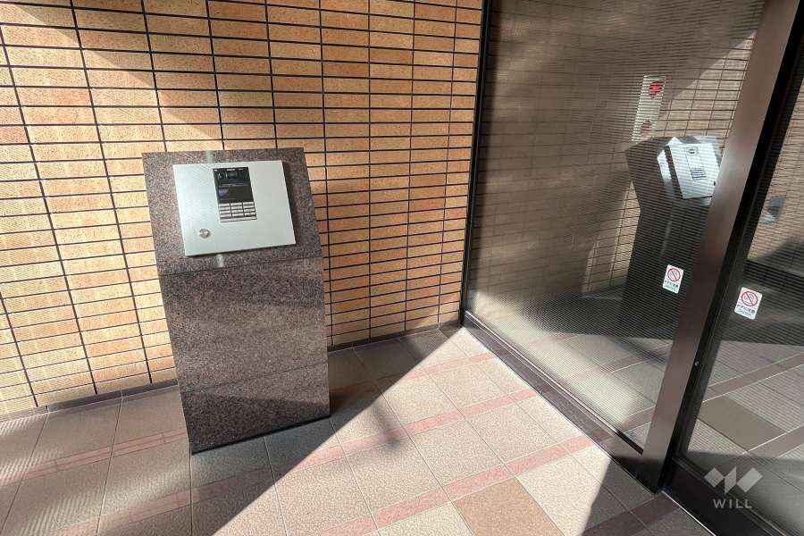 エントランスはオートロック付きです。