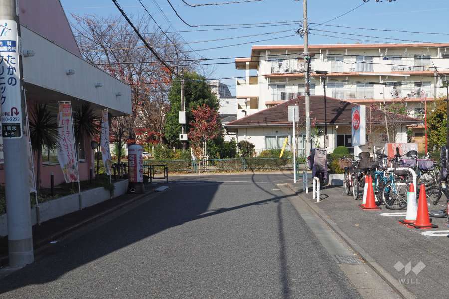 敷地西側の前面道路