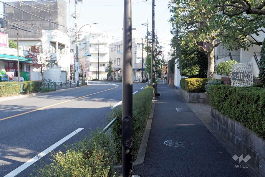 敷地北側の前面道路