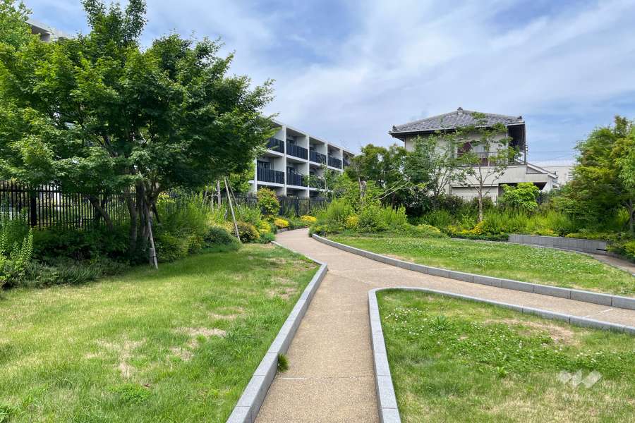 敷地内の遊歩道