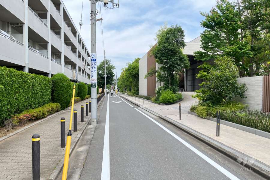 敷地の北側前面道路（西側から）