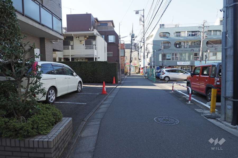 敷地北側の前面道路（東西側から）