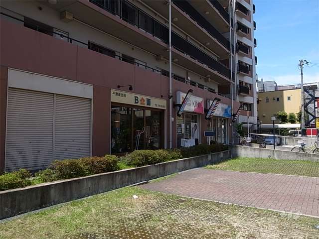 1階には店舗が入っています。