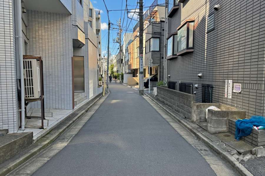 敷地南側の前面道路（東側から）