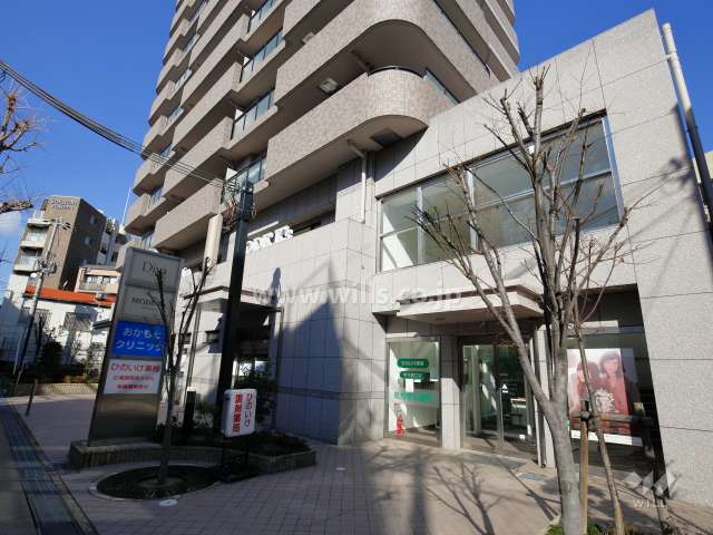 低層階は店舗部分です。