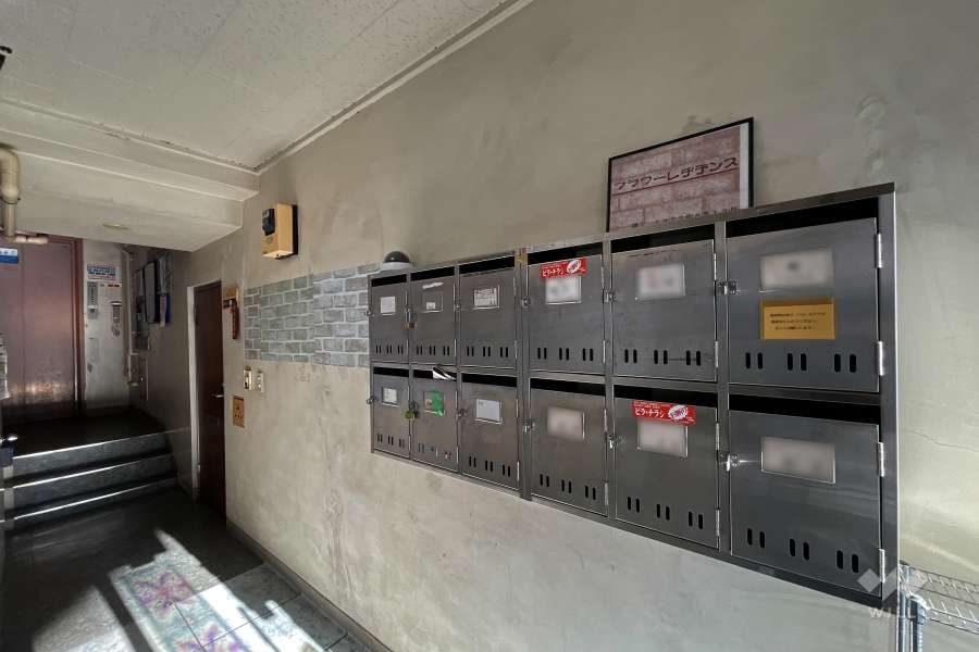 住戸入り口（共用ポスト）