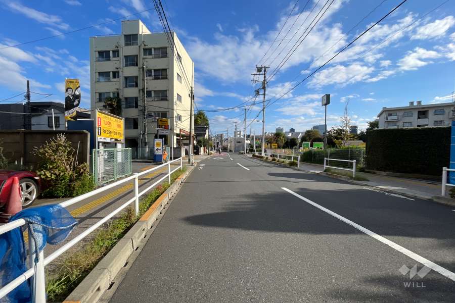敷地南西側の前面道路（北西側から）