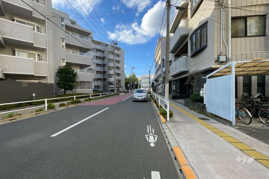 敷地南西側の前面道路（南東側から）