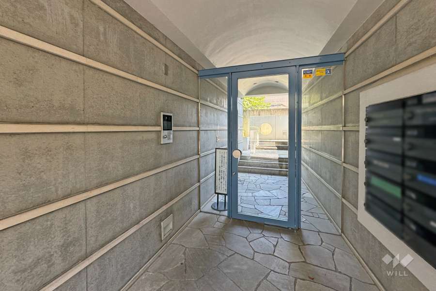 エントランスはオートロック付きです。