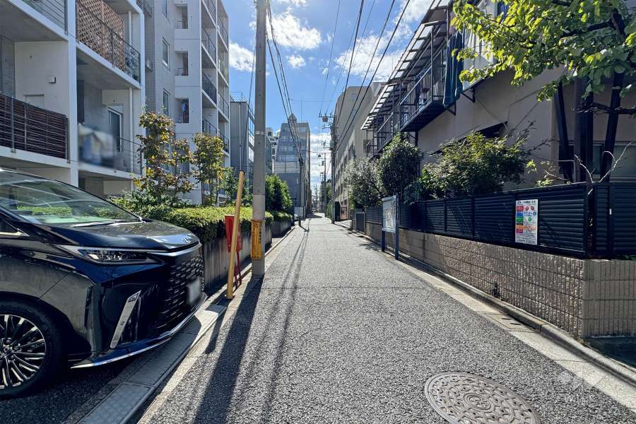 敷地西側の前面道路
