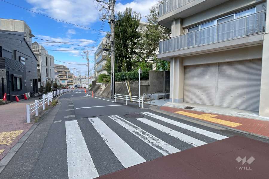 敷地西側の前面道路　