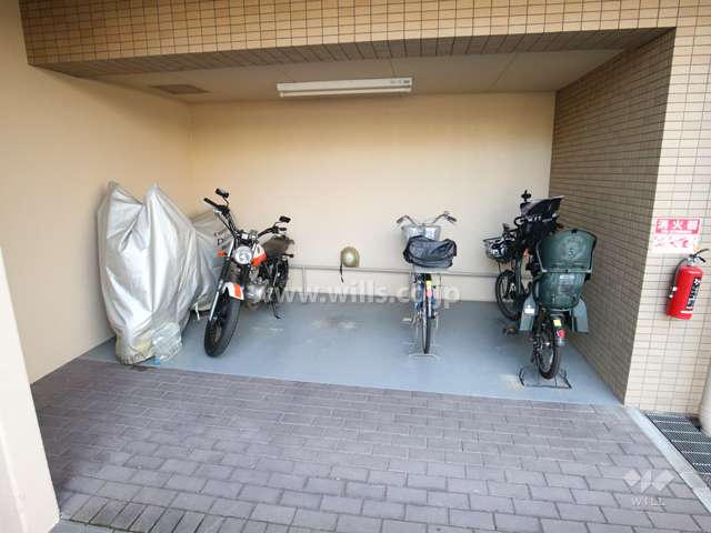 バイク置場と駐輪場