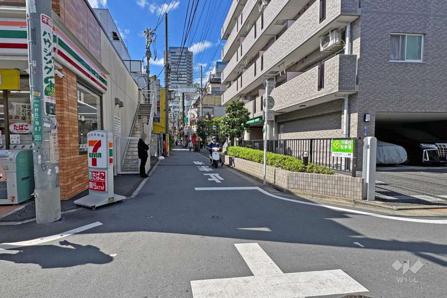 敷地の南側前面道路は都道25号です（東側から）。