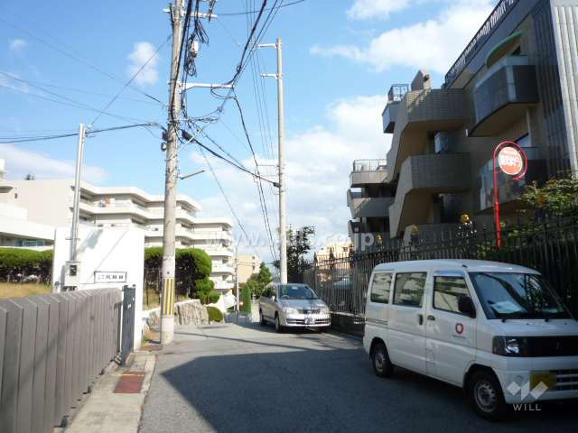 敷地の北側道路（西から）