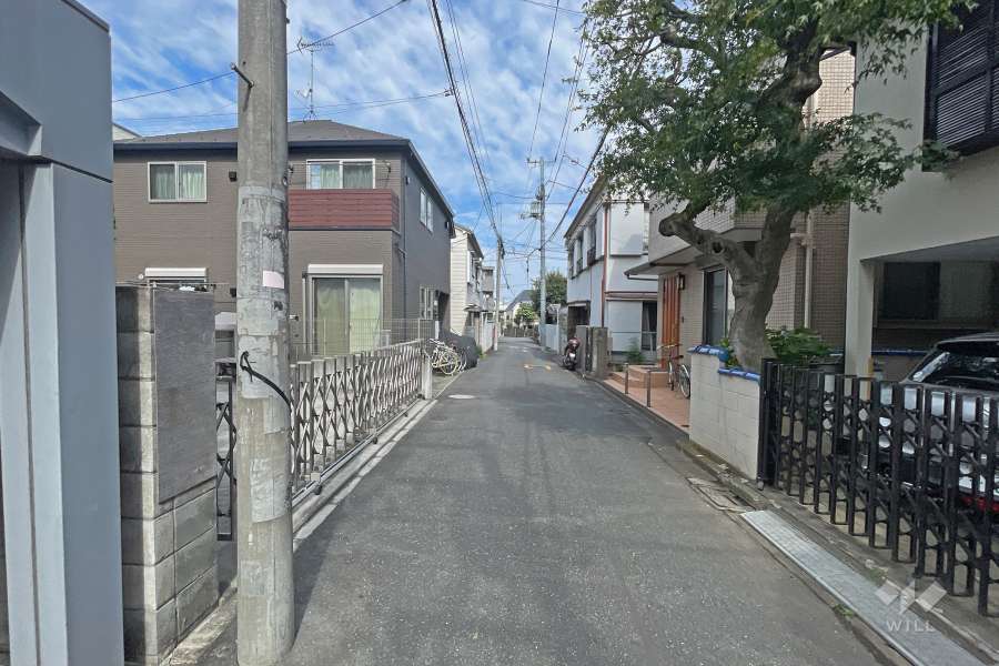 敷地の東側前面道路（南側から）