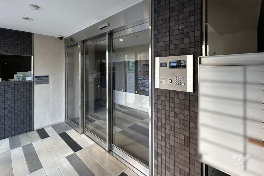 エントランスはオートロック付きです。