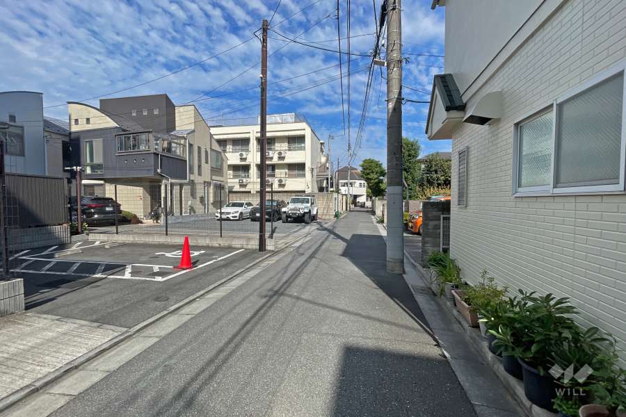 敷地東側の前面道路（南側から）