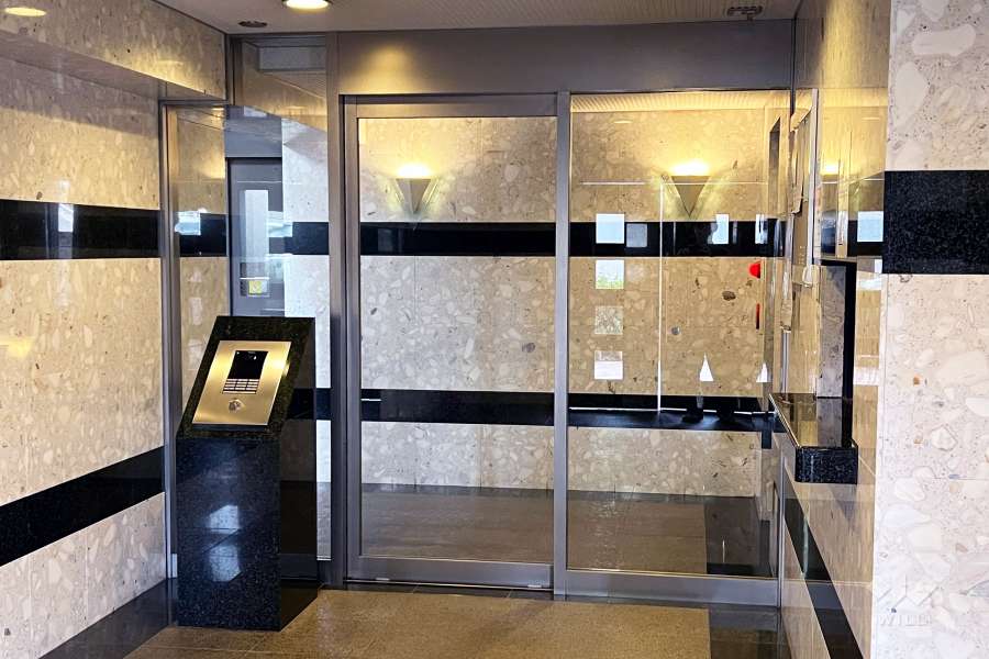 エントランスはオートロック付きです。