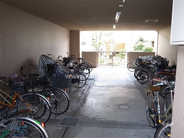 建物1階部分にある駐輪場