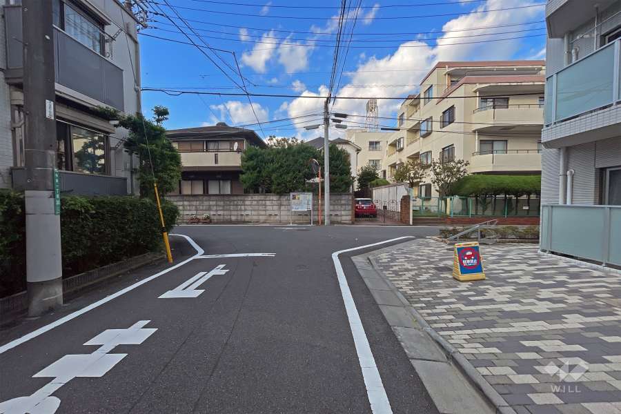 敷地の東側前面道路（南側から）