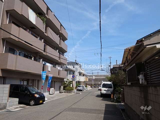 敷地南側の前面道路。突き当たりは阪神武庫川線です。