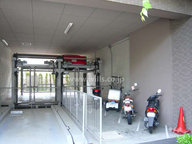バイク置場と機械式駐車場