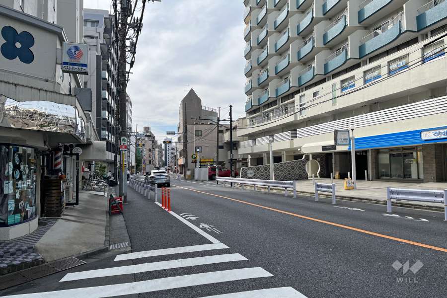 敷地西側の前面道路