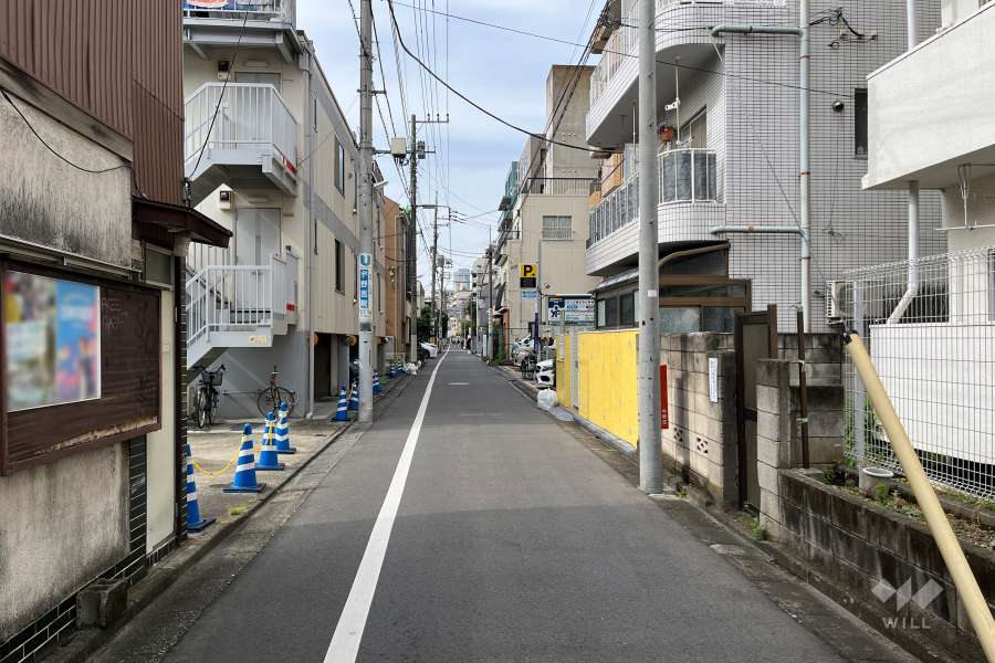 敷地南側の前面道路（東側から）
