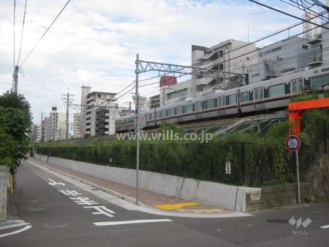 マンションの南側にＪＲ神戸線が通っています。