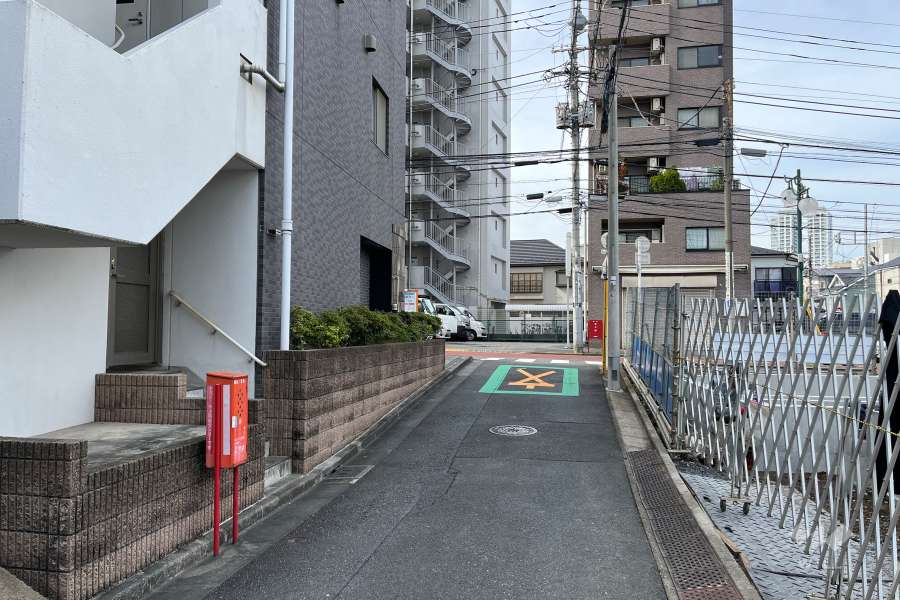 敷地の北側前面道路（東側から）