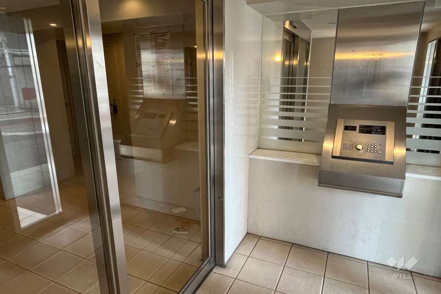 エントランスはオートロック付きです。