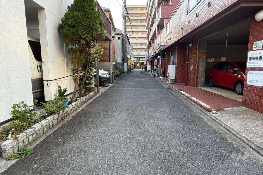 敷地東側の前面道路