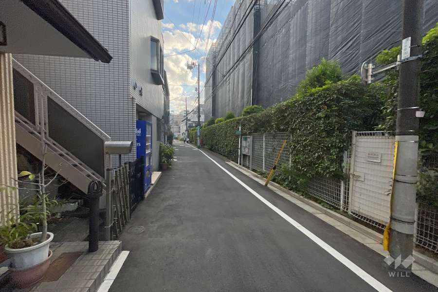敷地東側の前面道路