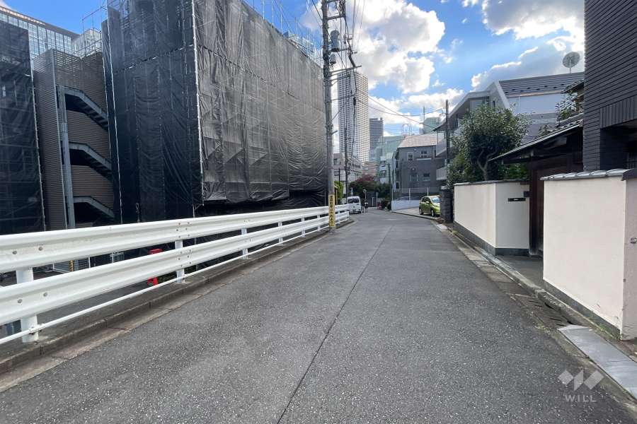 敷地西側の前面道路　