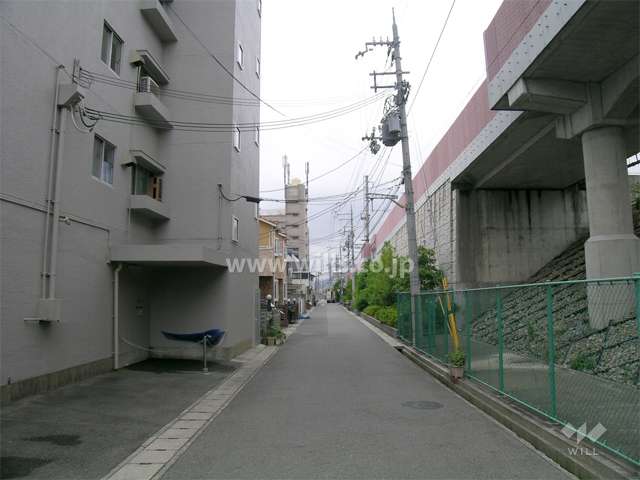 敷地の北側には阪急神戸線が走っています。