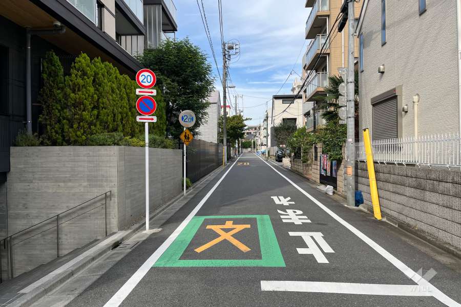 敷地東側の前面道路（南側から）