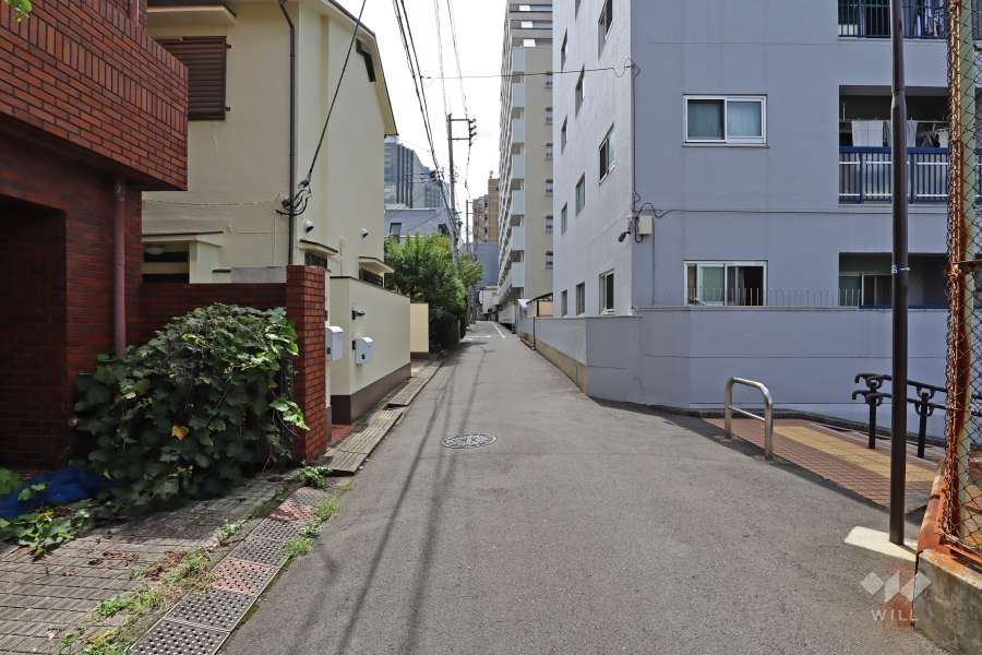 塔の山ハイツの東側前面道路（北側から）