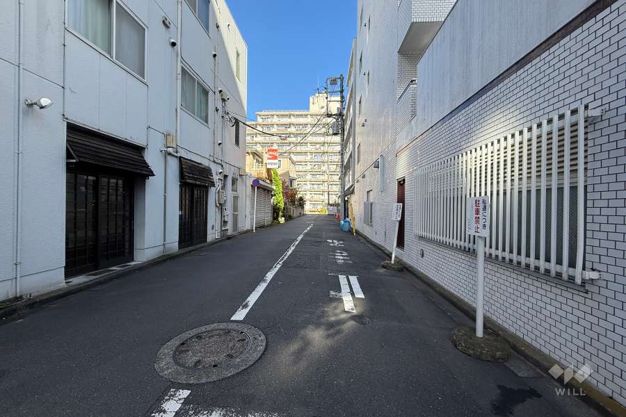 敷地西側の前面道路